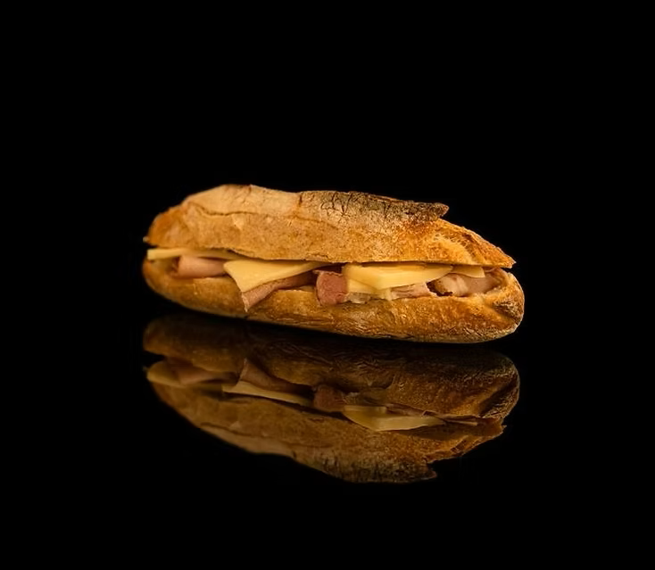 Baguette de jamón de pierna y queso